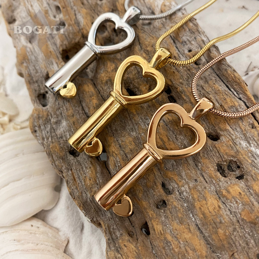 J-199 - Heart-shaped Key Bow with Heart Tip - Pendant with Chain
